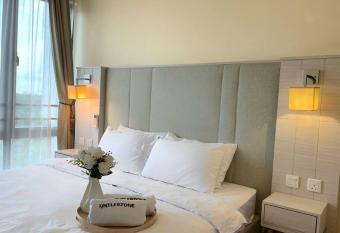 Molek Pine, Opulence Suite by Antlerzone has rooms with a private hot tub