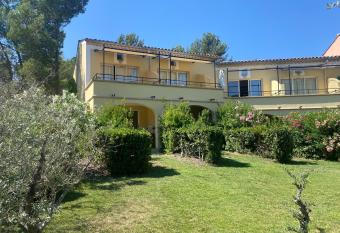 Domaine du golf de Pont Royal appartement cosy allows 18 year olds to book a room