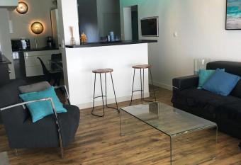 G  te de charme le Ty zen Breizh ( 4/6 pers ) has rooms with a private hot tub