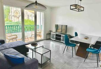 Black   den has Balcony rooms