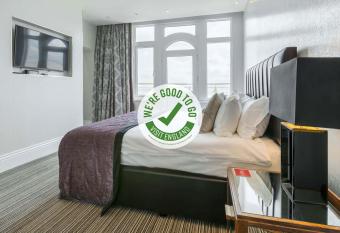 Muthu Westcliff Hotel (Near London Southend Airport) has rooms with a private hot tub