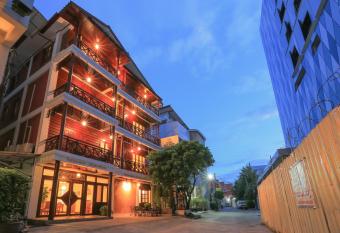 Phongsavath Boutique Hotel has Balcony rooms