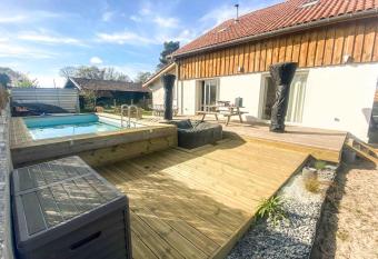 VILLA D. Jolie Maison de campagne de 8    12 pers has rooms with a private hot tub