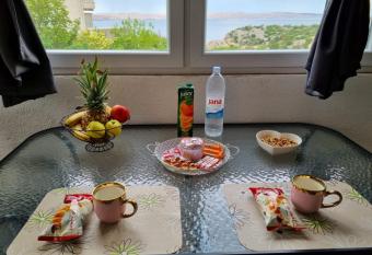 Apartmani  Cvit  has Balcony rooms