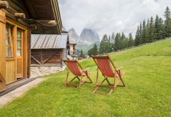 Baita Pecol Passo Pordoi has Balcony rooms