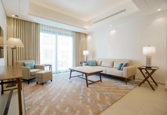 Nasma Luxury Stays - Fantastic Summer Getaway, Steps From The Beach allows 18 year olds to book a room