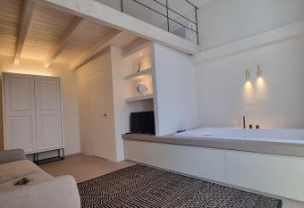 LA BELLA VOLTA - elegant rooms has rooms with a private hot tub