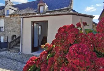 JOLIE MAISON DE VILLAGE allows 18 year olds to book a room