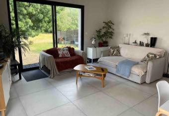 Maison Familiale au bord de la Coul  e verte has Balcony rooms