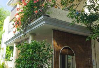 Soleil Couchant allows 18 year olds to book a room