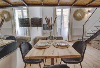 Suite & Jacuzzi - intramuros Palais des Papes has rooms with a private hot tub