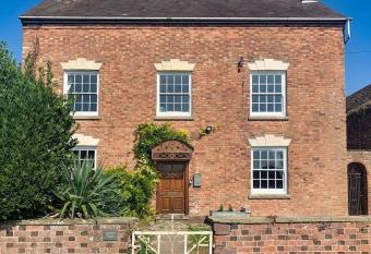Cosy Farm house in Forest of Dean has rooms with a private hot tub