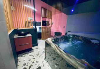 La Litchi Le 50 Suites and Spa centre ville has rooms with a private hot tub