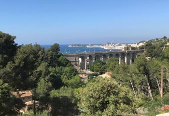 Maison 2 pi  ces 4 pers vue mer Sanary plage    400 m terrasse wifi location par semaine compl  te has Balcony rooms