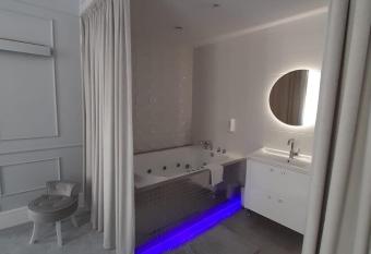 Apartamenty  has rooms with a private hot tub