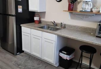 Cabin W W 1 Bedroom 1 Queen allows 18 year olds to book a room