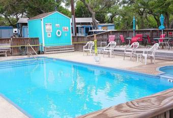 Cabin 14 1 Bedroom 1 King allows 18 year olds to book a room