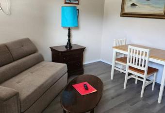 Cabin V V 1 Bedroom 1 Queen allows 18 year olds to book a room