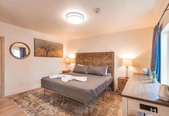 Studio Apartment Near City Center Self Check-in allows 18 year olds to book a room