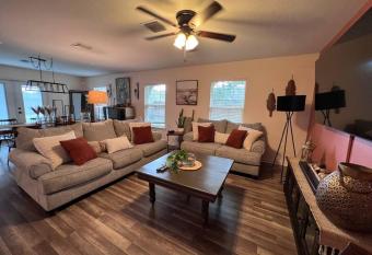 Peaceful & spacious home near Downtown Gainesville allows 18 year olds to book a room