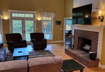 5 Bedroom Bethel Maine home has Balcony rooms