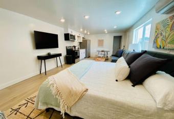 Cozy and Cute Space Perfect For The Group of Four allows 18 year olds to book a room