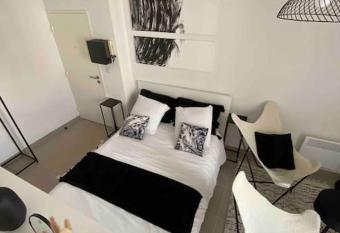 Le black and white-Studio-Wifi- garage    v  los- has Balcony rooms