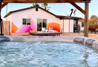 Twin Palms Desert Getaway ~ Jacuzzi  Fire pit  Meditation room & more has rooms with a private hot tub