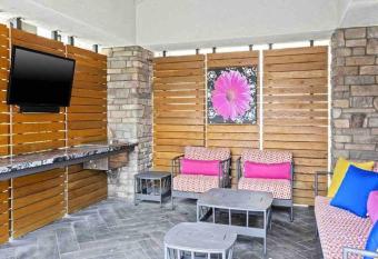 Tempe Apartment Resort Pool has rooms with a private hot tub