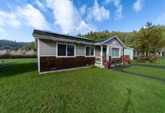 Elk Meadow Cabins 11A Roosevelt Elk Suite has rooms with a private hot tub