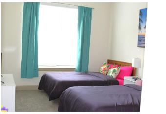 The Amir Poolside View - Luxe Pool, Jacuzzi & Gym has rooms with a private hot tub