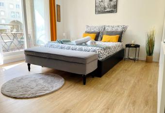 Studio Cosy au pied de la gare de Cergy le Haut - 35 min de Paris has Balcony rooms