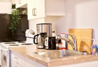 Cozy Studio Downtown Parking Coffee Location allows 18 year olds to book a room