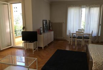 proche de la Gare de Lausanne has Balcony rooms