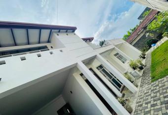 3 Bedroom House available for short/long term has Balcony rooms