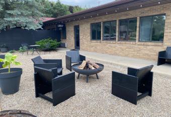The Hemlock Inn has Balcony rooms
