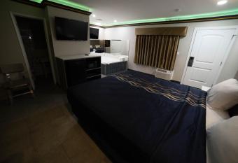 Artesia Motor Inn has rooms with a private hot tub