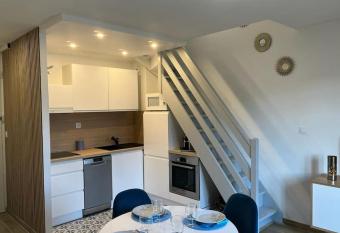 Charmant Duplex, 300 m de la mer has Balcony rooms