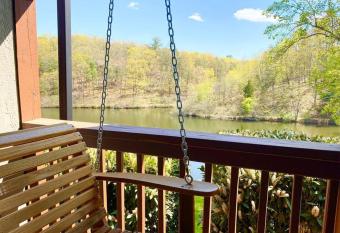 Lakeside Retreat Free Golf Swim Tennis has Balcony rooms