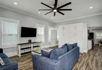 Renovated Beach Bungalow! allows 18 year olds to book a room