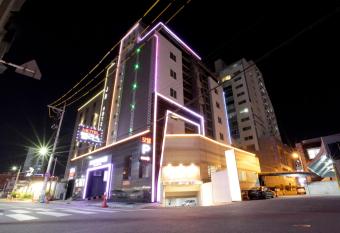 Palace Hotel allows 18 year olds to book a room