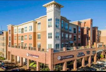 Heart of NRG and Medical Center has rooms with a private hot tub