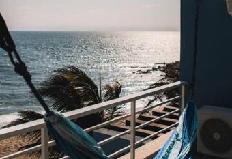 Moderno Dpto al pie del mar piscina/jacuzzi has rooms with a private hot tub