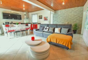 AU MEUBLE DURANTAS has Balcony rooms