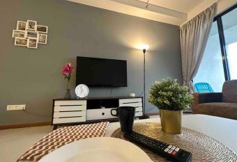 LM HomeyB 3BR Coastline Family Suite for 4-14 Pax has Balcony rooms