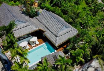 Villa Vara - Tropical Pool Villa has rooms with a private hot tub