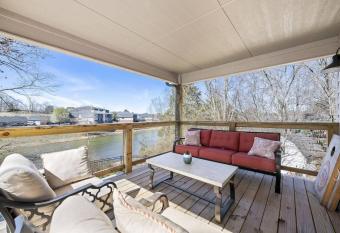 The Fox Den 4BR/3BA- Near HWY 12 Bridge-Lakefront has Balcony rooms