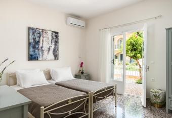 ALS Holiday Houses by Konnect, 900m from Ipsos Beach has Balcony rooms