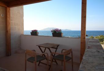 Ajamola  800 has Balcony rooms