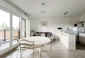 T2 4 couchages    2 pas du Bassin has Balcony rooms